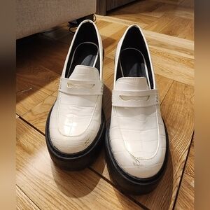 Madden Girl Size 7.5 White Platform Croc Patent Leather Loafer
